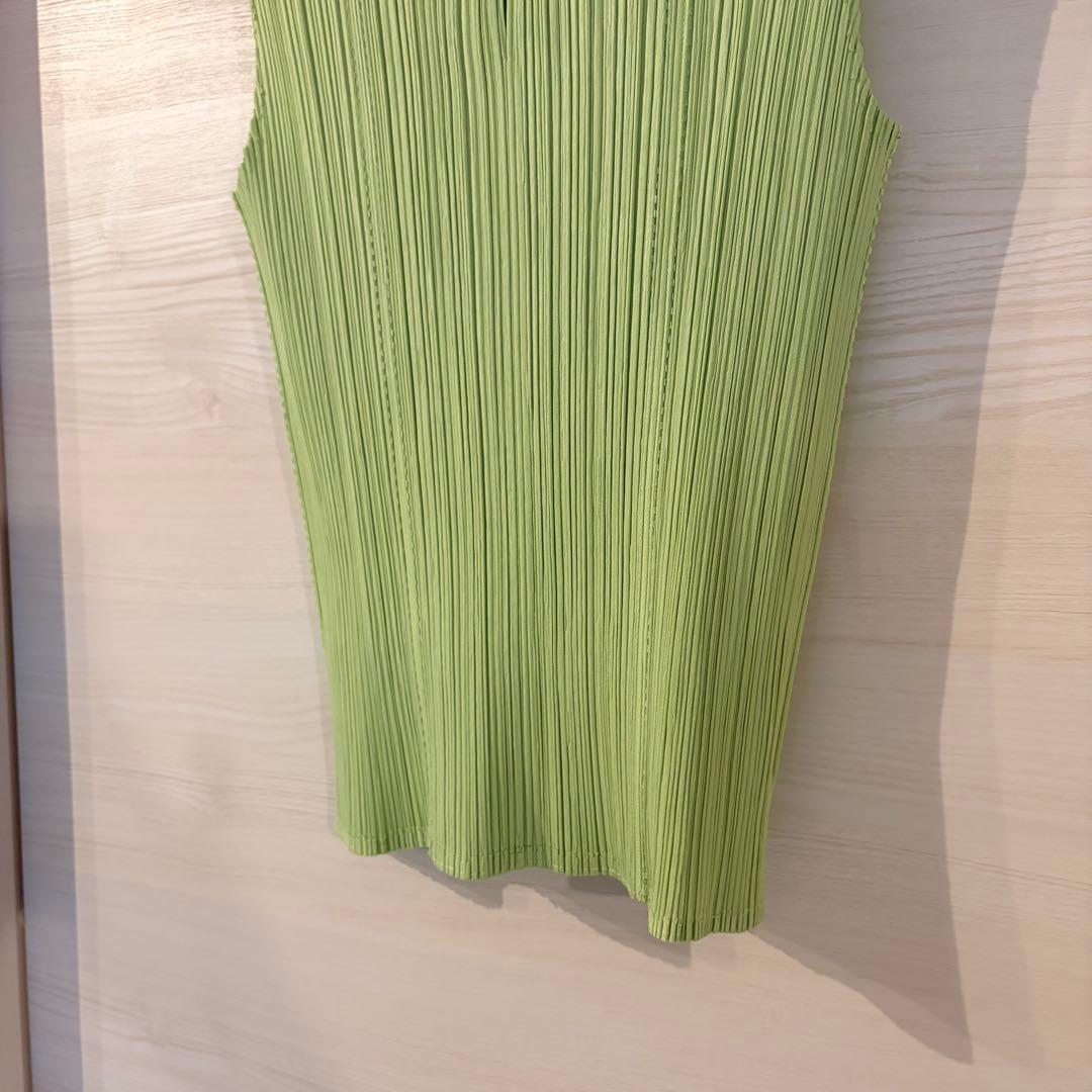 プリーツプリーズ　グリーン　デザイントップス　くるみボタン　チャイナ　美品