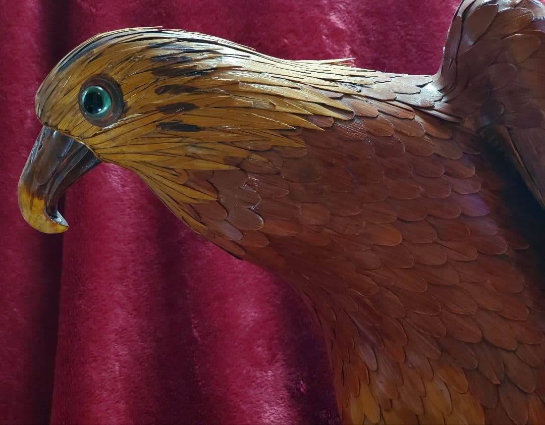 【超絶技巧】骨格や筋肉までも見事に再現『竹根に佇む竹製のオジロワシ』高さ50cm