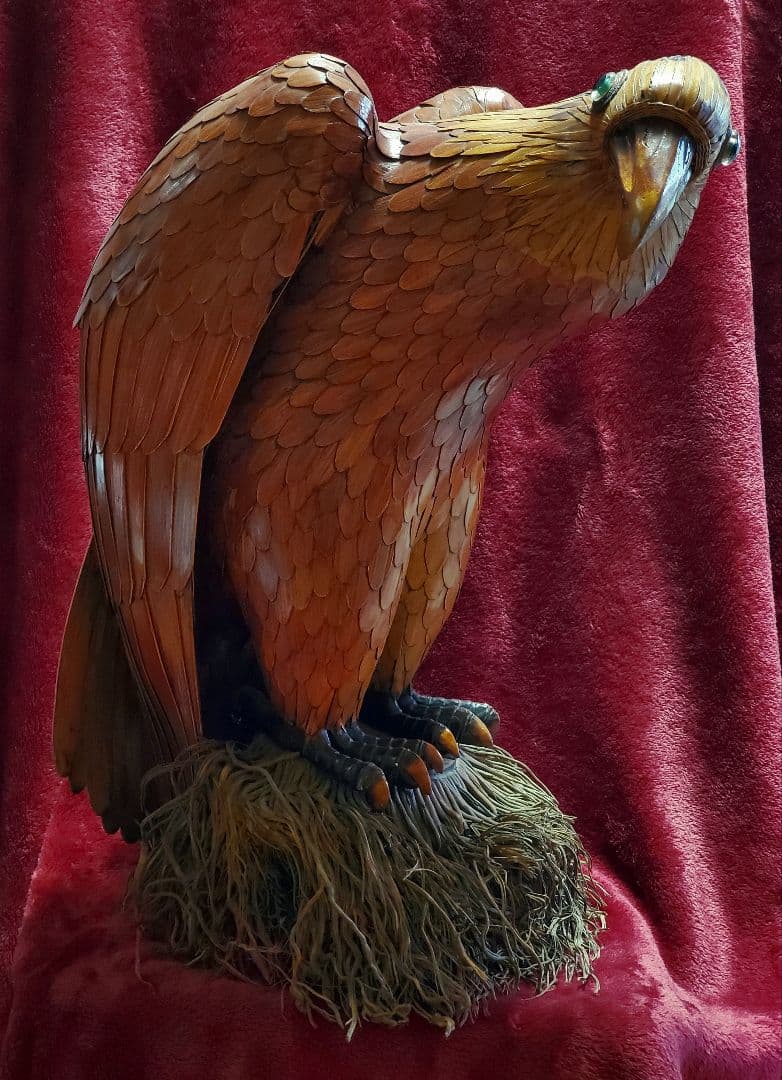 【超絶技巧】骨格や筋肉までも見事に再現『竹根に佇む竹製のオジロワシ』高さ50cm