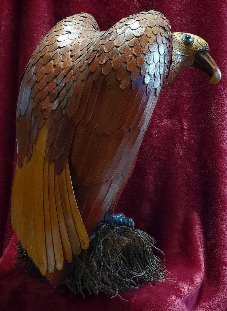 【超絶技巧】骨格や筋肉までも見事に再現『竹根に佇む竹製のオジロワシ』高さ50cm