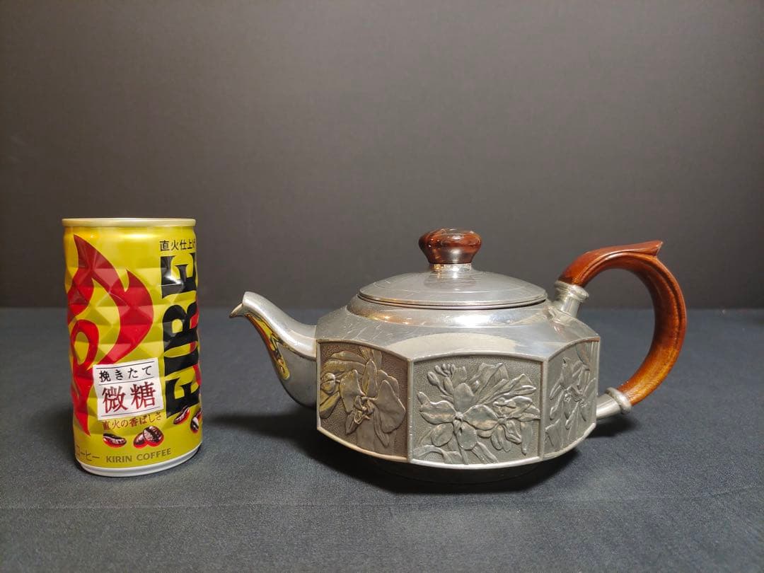 ロイヤル・セランゴール 手仕上げの花柄ピューターティーポット（木製ハンドル付き）