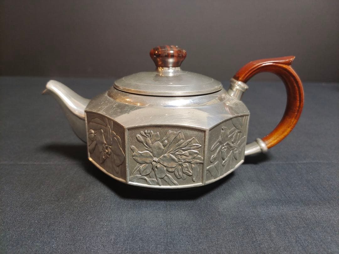 ロイヤル・セランゴール 手仕上げの花柄ピューターティーポット（木製ハンドル付き）