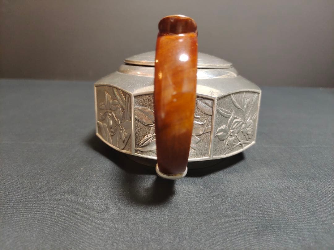 ロイヤル・セランゴール 手仕上げの花柄ピューターティーポット（木製ハンドル付き）