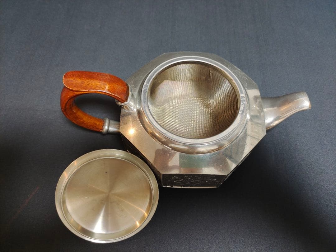 ロイヤル・セランゴール 手仕上げの花柄ピューターティーポット（木製ハンドル付き）