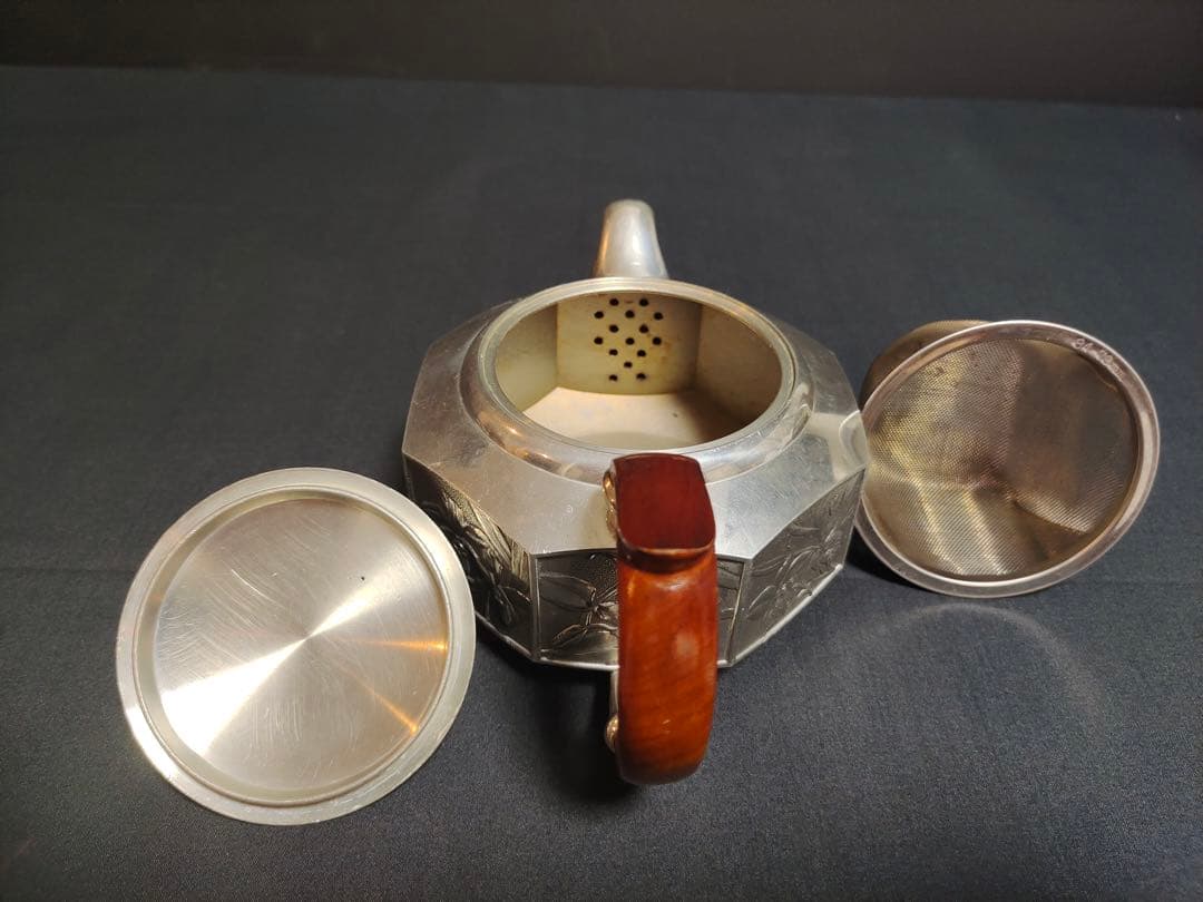 ロイヤル・セランゴール 手仕上げの花柄ピューターティーポット（木製ハンドル付き）