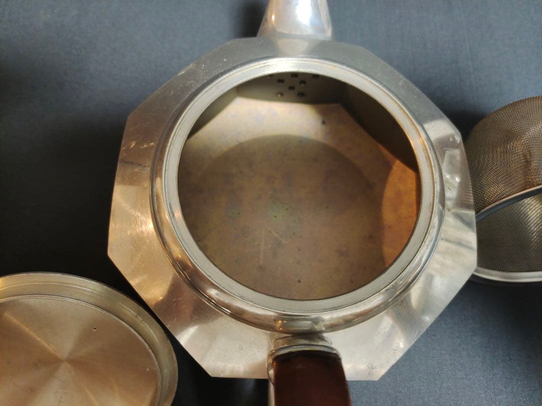 ロイヤル・セランゴール 手仕上げの花柄ピューターティーポット（木製ハンドル付き）