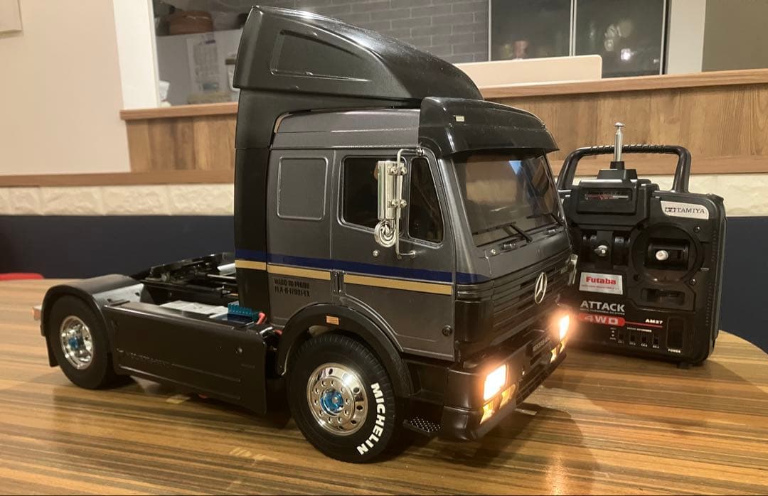 タミヤ 1/14メルセデス ベンツ トレーラーヘッド