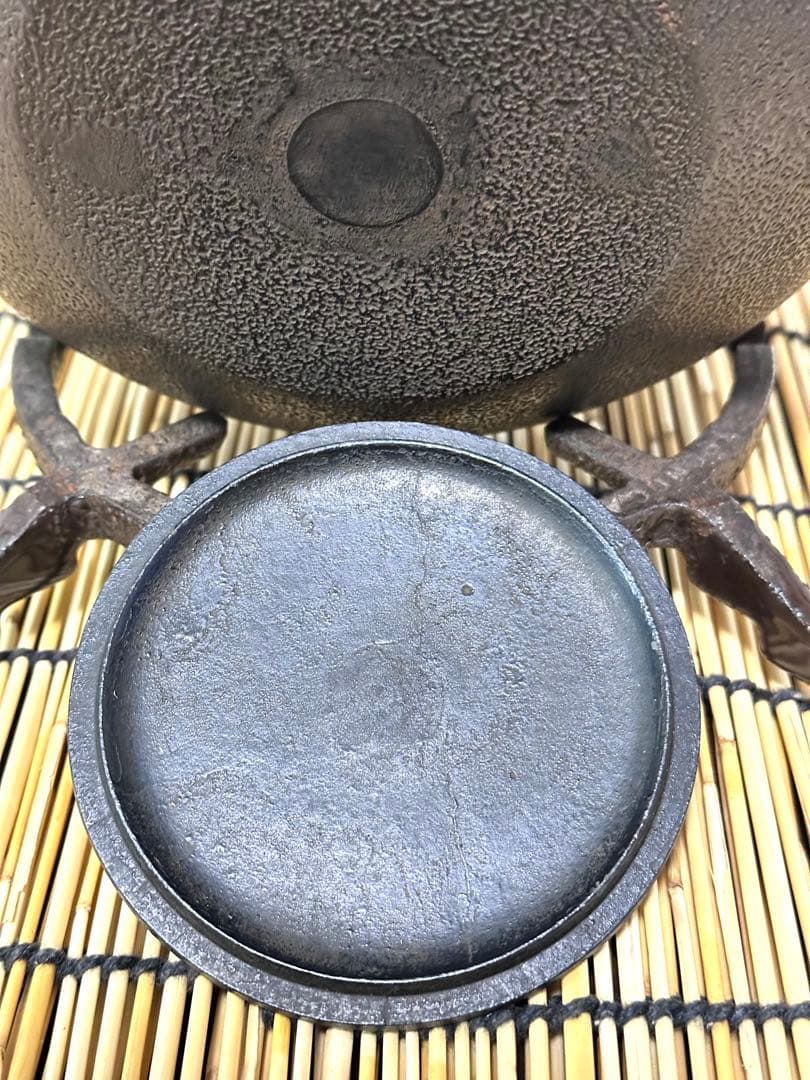 未使用品　南部藩御用鋳物師　１６代鈴木盛久(成郎)作　霰算玉形１４型　南部鉄瓶