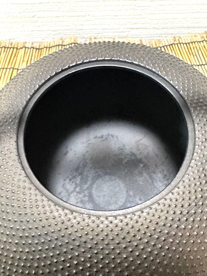 未使用品　南部藩御用鋳物師　１６代鈴木盛久(成郎)作　霰算玉形１４型　南部鉄瓶