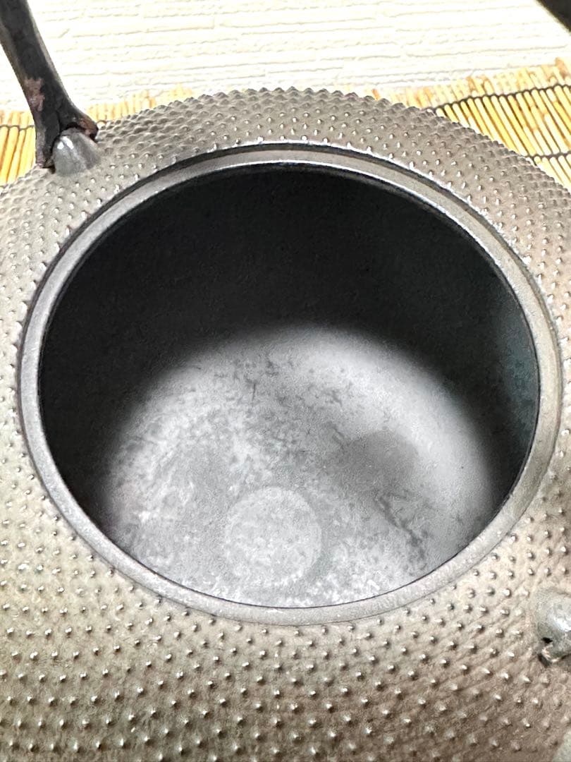 未使用品　南部藩御用鋳物師　１６代鈴木盛久(成郎)作　霰算玉形１４型　南部鉄瓶