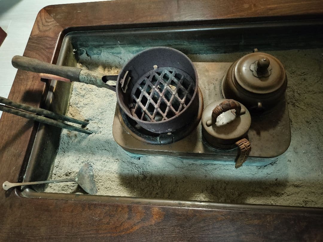 伝統的な日本の火鉢