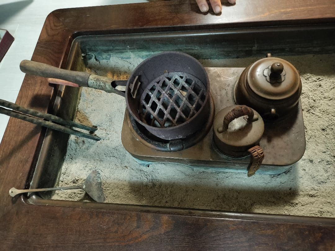 伝統的な日本の火鉢