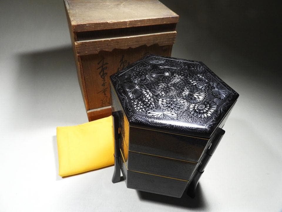 ●旧家名品 三つ重ね 亀甲形 菓子重箱 華やかな菊尽くし 美品 明治 大正 箱付