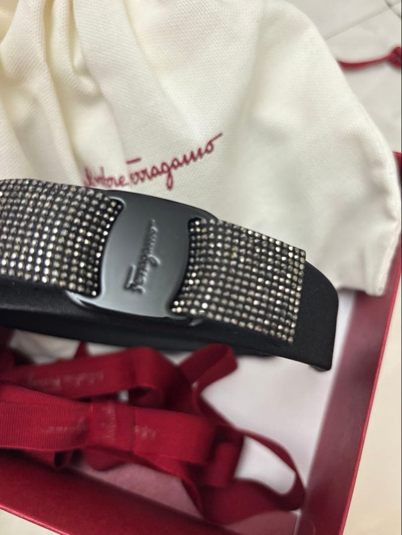 フェラガモ　ビジュー　カチューシャ