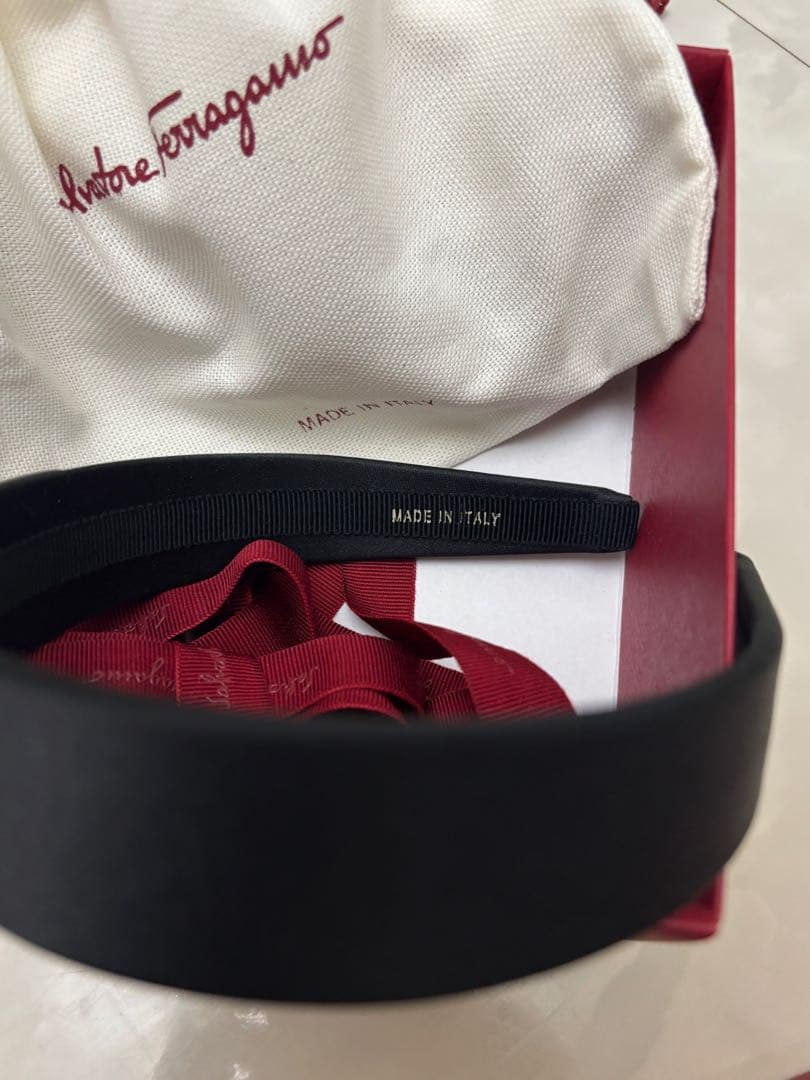 フェラガモ　ビジュー　カチューシャ