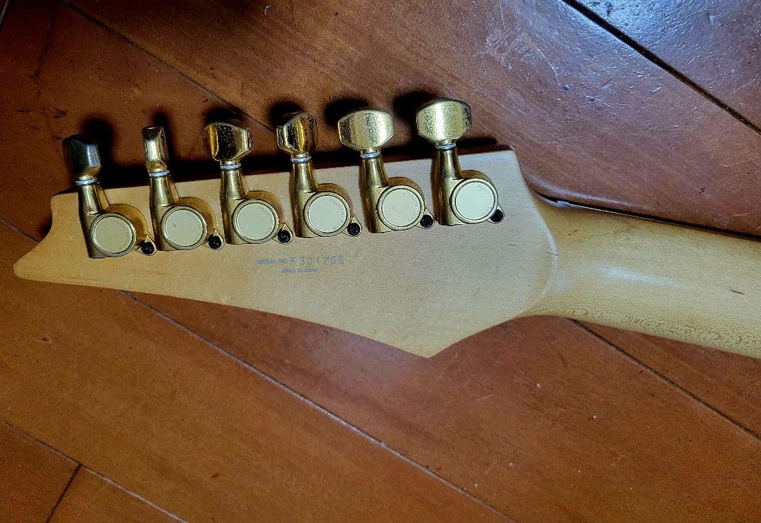 美品 エレキギター ナチュラルカラー ハムバッカー