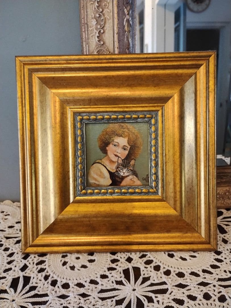 少女と猫の絵画 金色フレーム付き　油絵