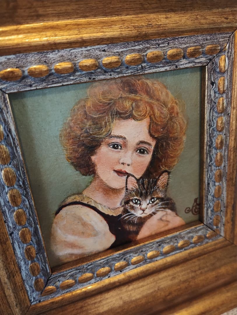 少女と猫の絵画 金色フレーム付き　油絵