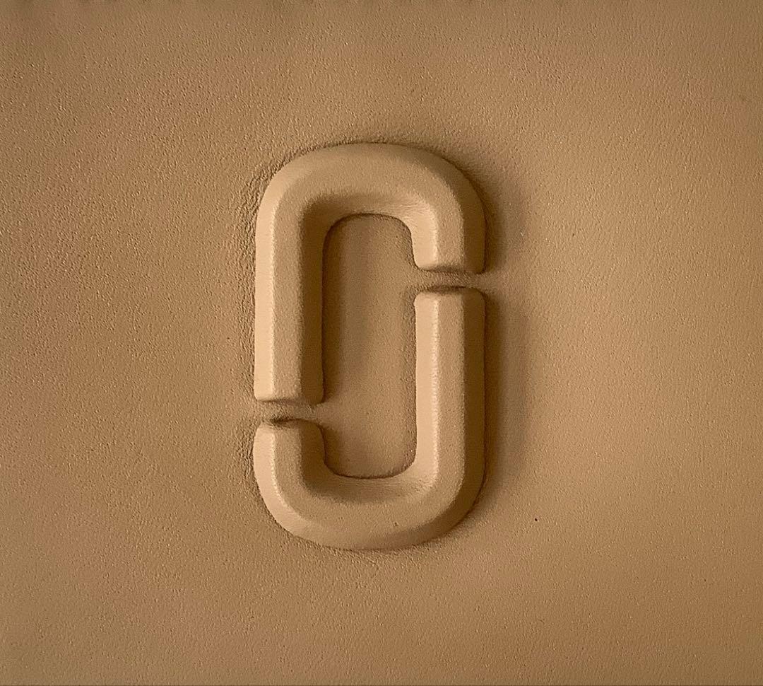 新品★マークジェイコブス★ザレザーカバードJマーク２つ折り財布★キャメル