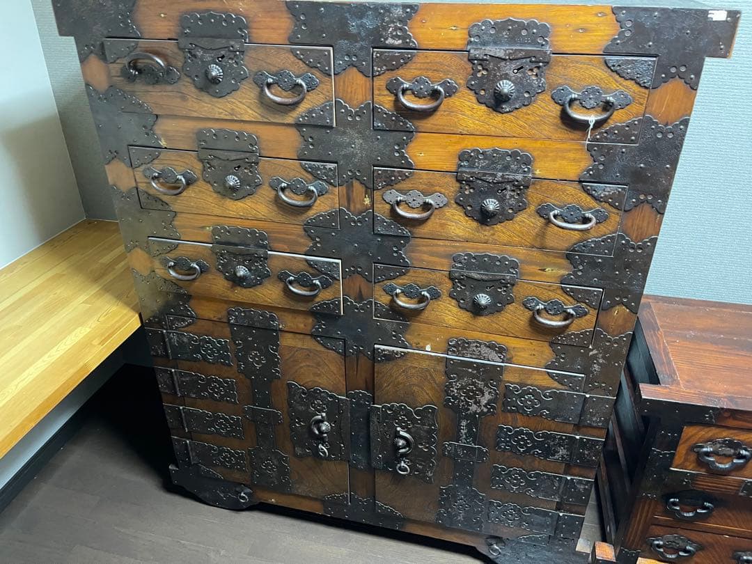 伝統的な木製タンスとテーブル全部で四品 値下げ中！！