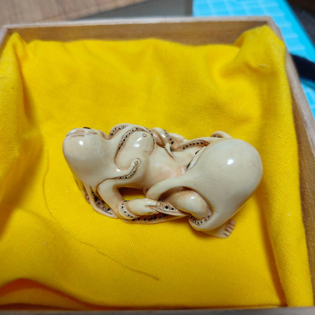 精緻彫刻 二体絡み 置物（骨材質と思われます）箱付｜旧家整理品