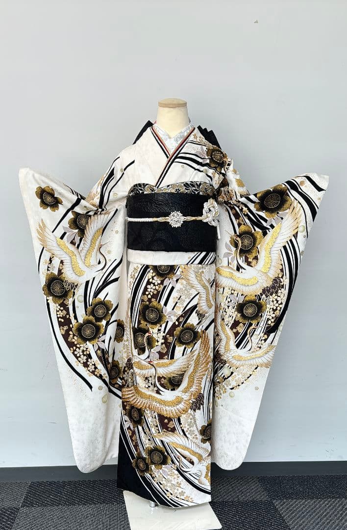 白地に黒金のシックな小花の振袖フルセット