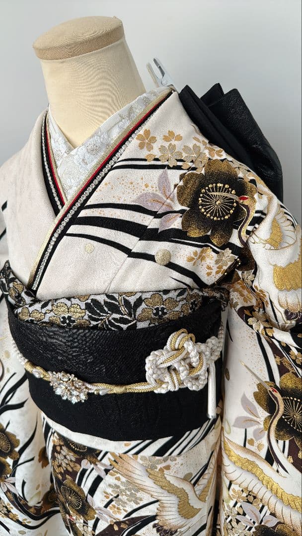 白地に黒金のシックな小花の振袖フルセット