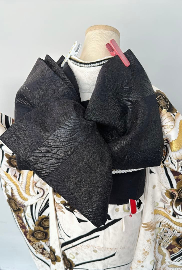 白地に黒金のシックな小花の振袖フルセット