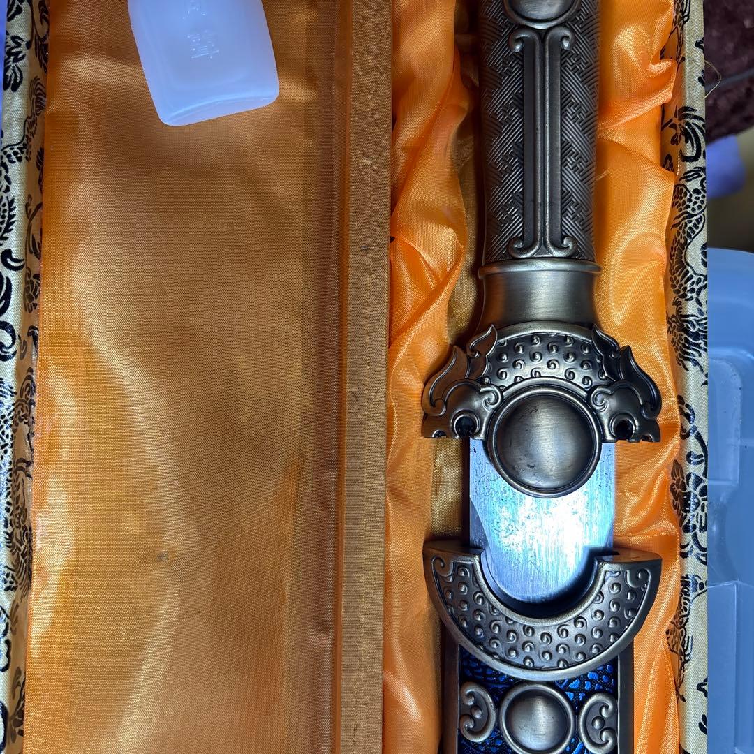 装飾的な青い刀とケース