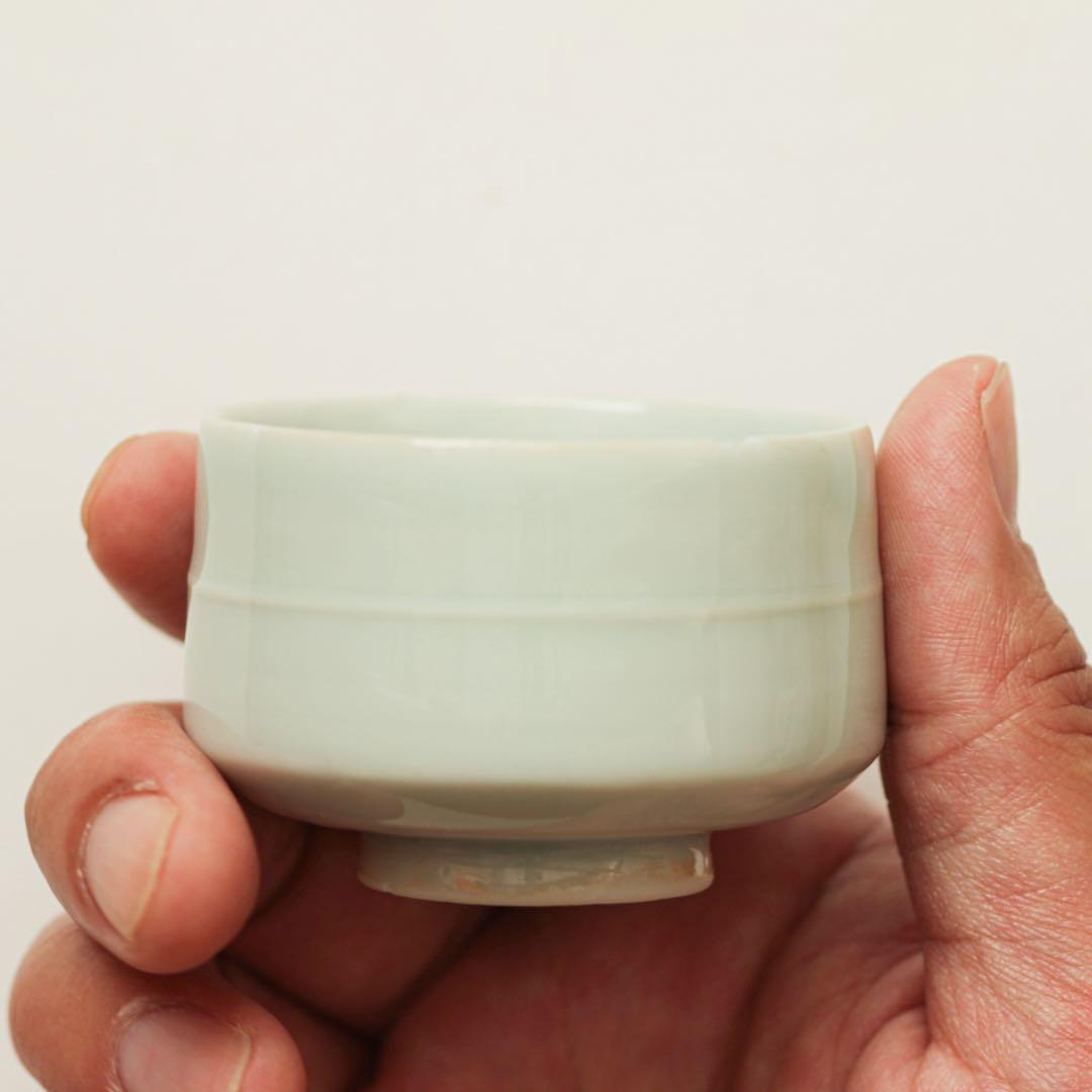 小さな　胴紐　白磁　猪口　酒器