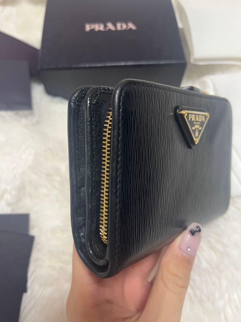 PRADA ブラックレザー 二つ折り財布 箱付き