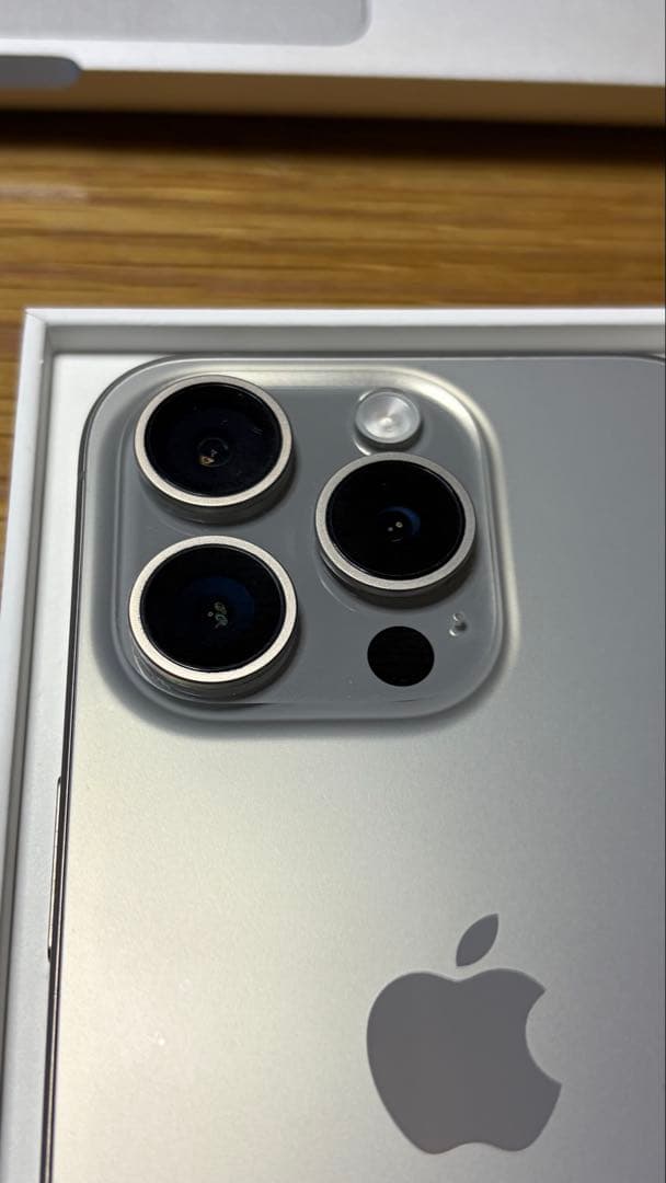 iPhone15pro 256G ホワイトチタン 　AppleCare加入中