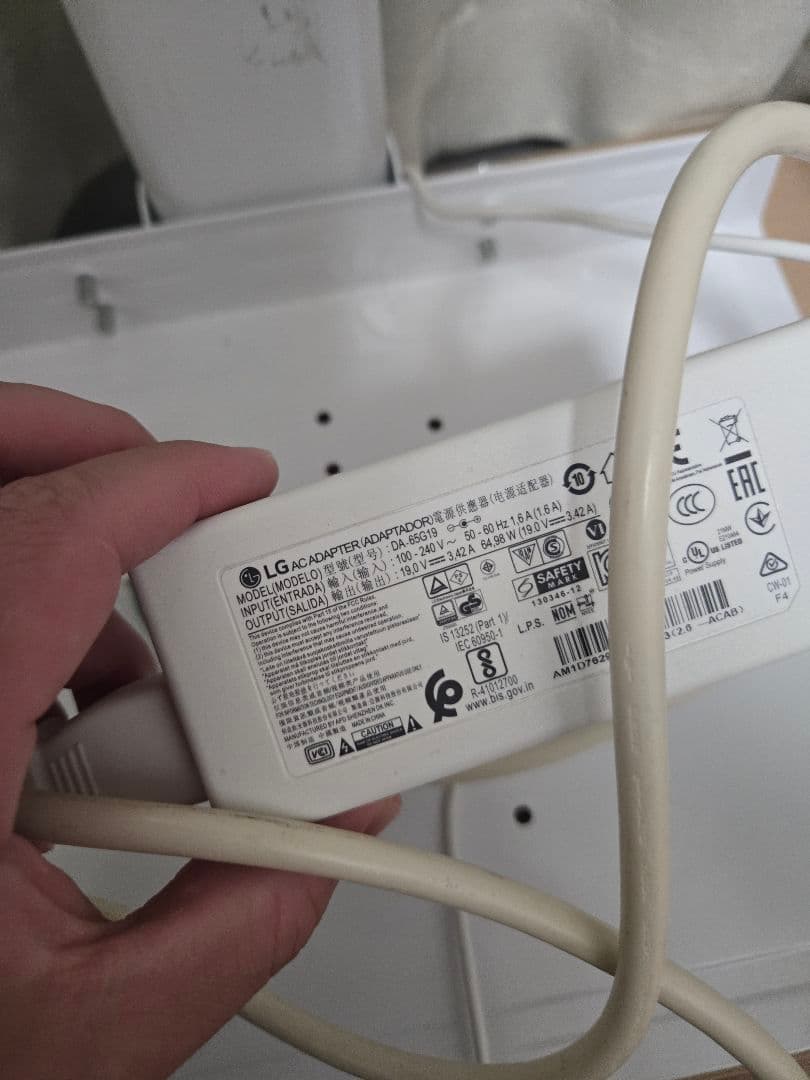 LG 31.5インチ 4Kモニター モニタースタンド含む