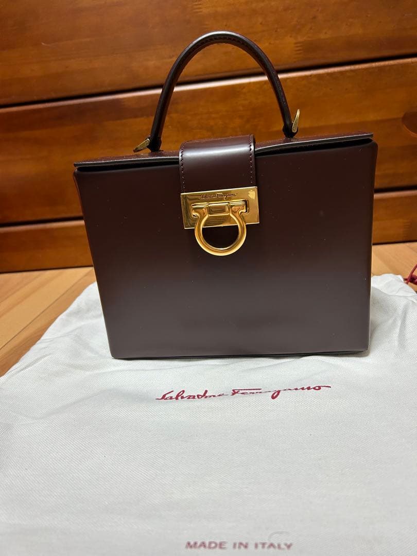 10%お値下げ‼️ 美品‼️フェラガモ　ショルダーバック