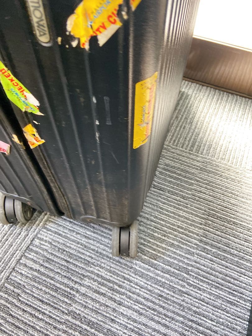 ＄リモワ　スーツケース　縦75cm 横25cm 臭いあり