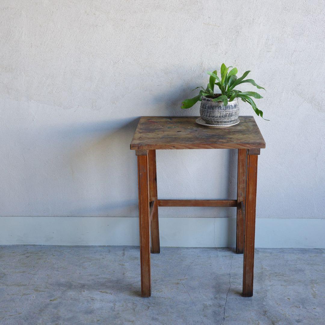 古いレトロな展示台　飾り台