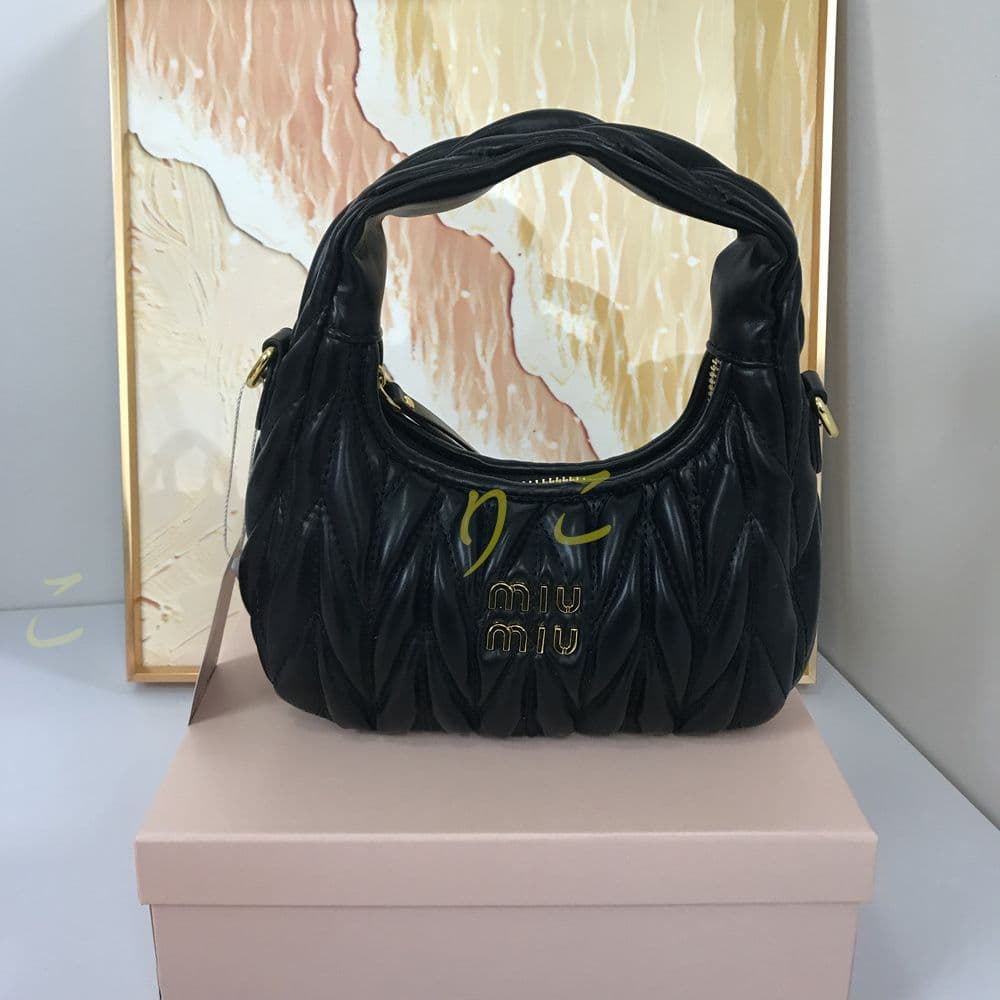 【人気 】ミュウミュウショルダーバッグ レザー