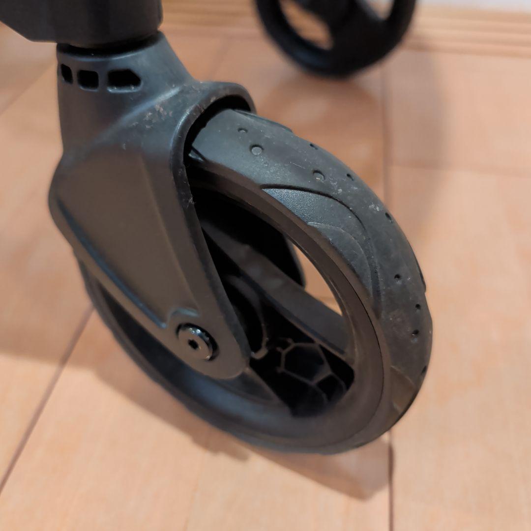 りゅーき美品doonaチャイルドシート フレームレッド　ホイールカバー付き