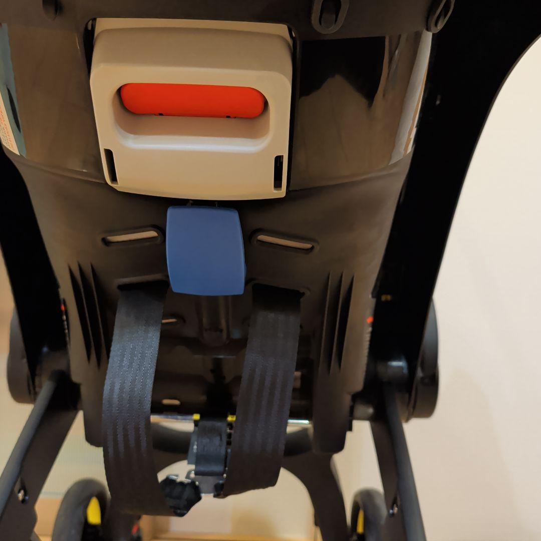 りゅーき美品doonaチャイルドシート フレームレッド　ホイールカバー付き