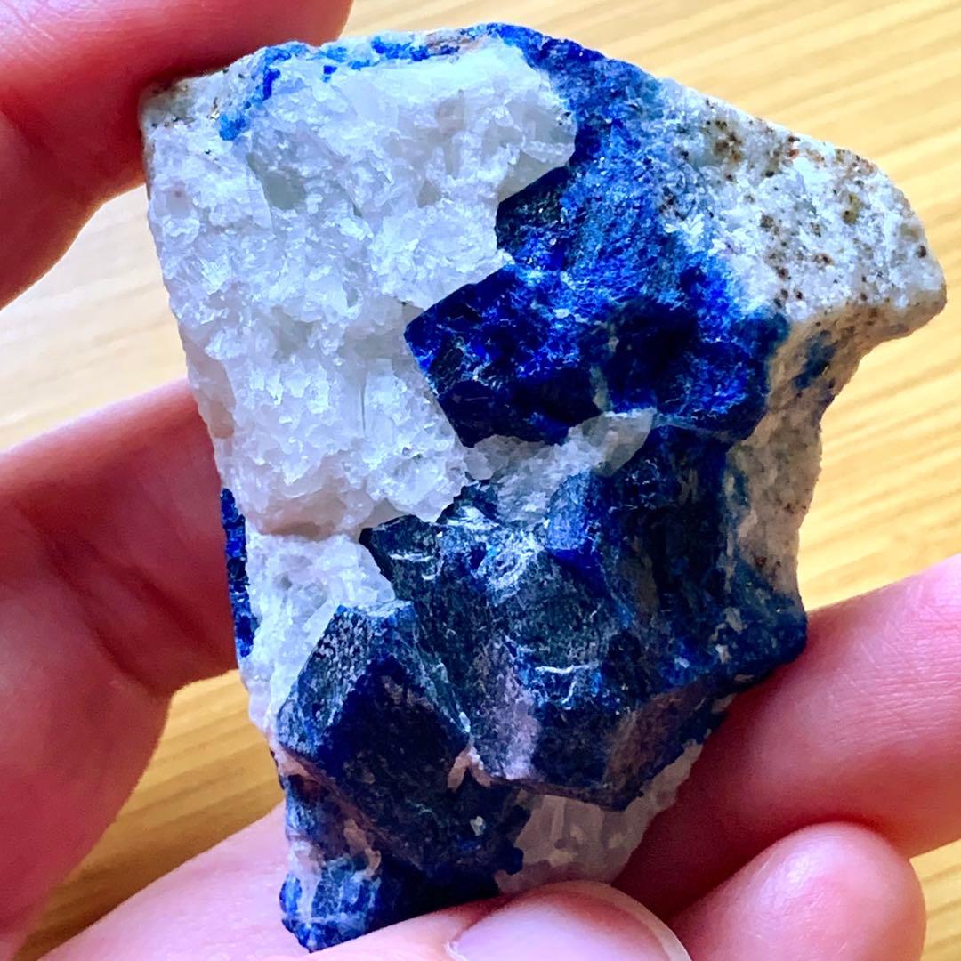 トップブルーソーダライト(アウイン？)母岩上の結晶2