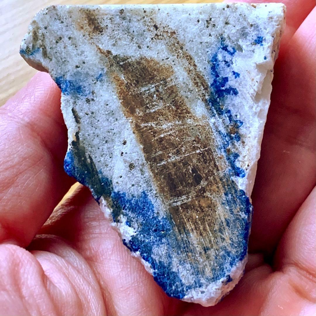 トップブルーソーダライト(アウイン？)母岩上の結晶2