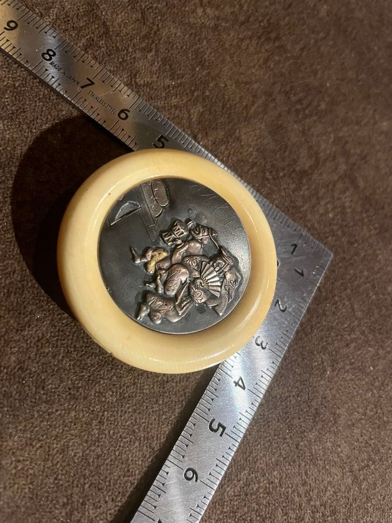 牙 骨 柘植等（天然素材） 鏡蓋（銅銀象嵌）饅頭根付 銘有り 修復歴（裏蓋）あり