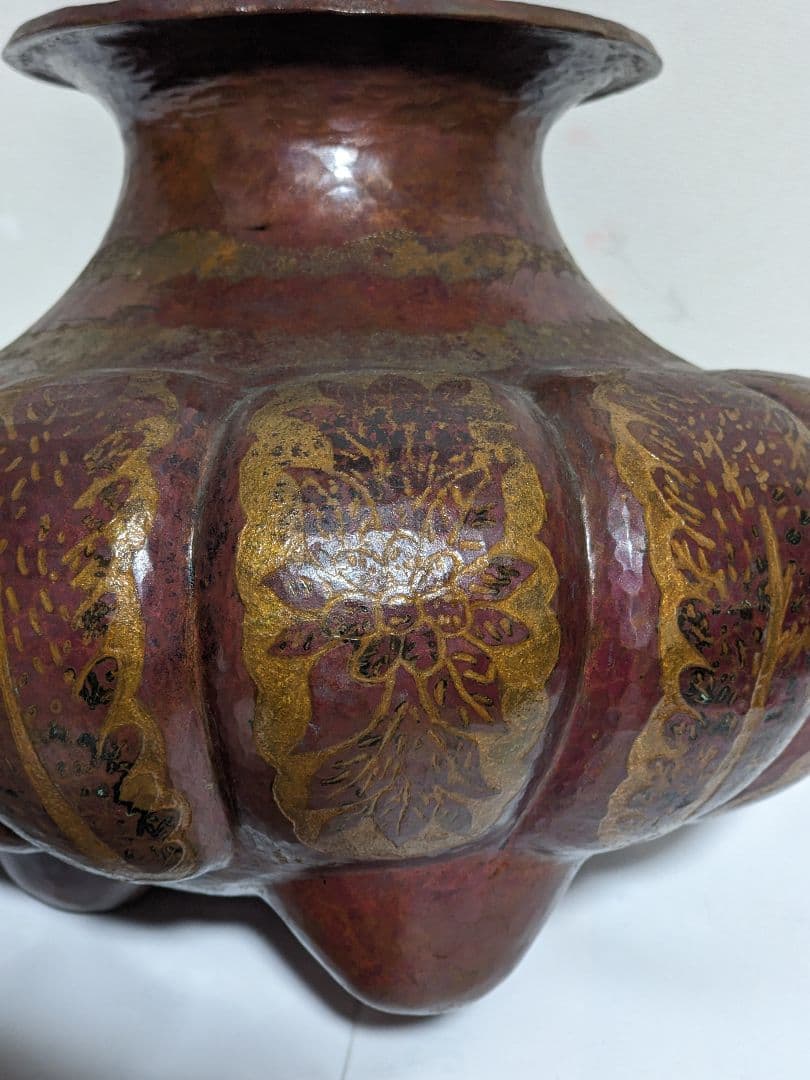♦銅器鎚起目 阿古陀形 草花文様 三足 壺 花器 花活け 置物 ペルシャ 骨董品