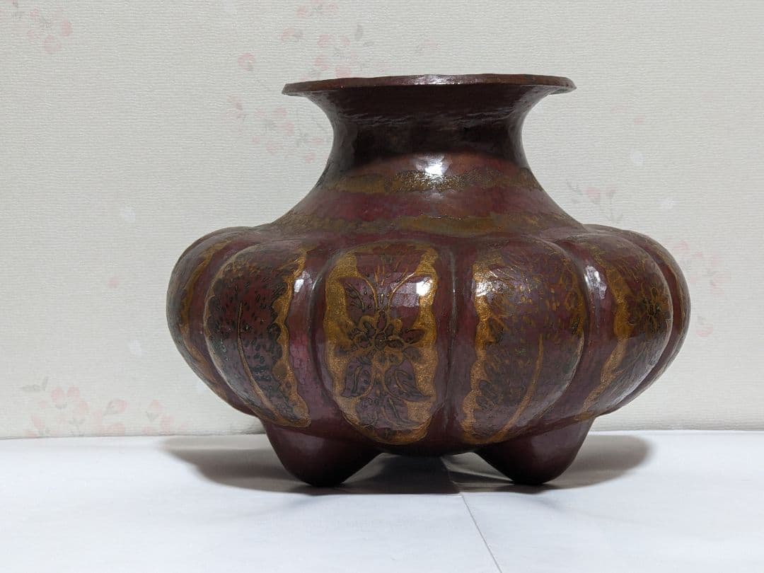♦銅器鎚起目 阿古陀形 草花文様 三足 壺 花器 花活け 置物 ペルシャ 骨董品