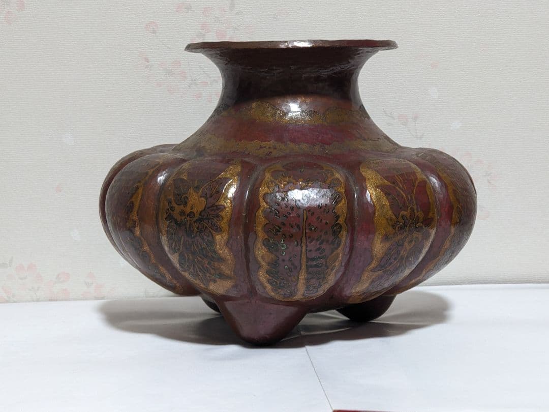 ♦銅器鎚起目 阿古陀形 草花文様 三足 壺 花器 花活け 置物 ペルシャ 骨董品