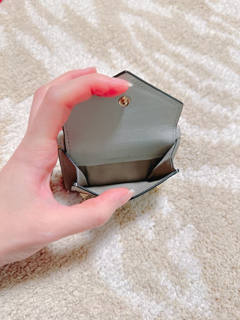 Valentino スタッズ付き三つ折り財布