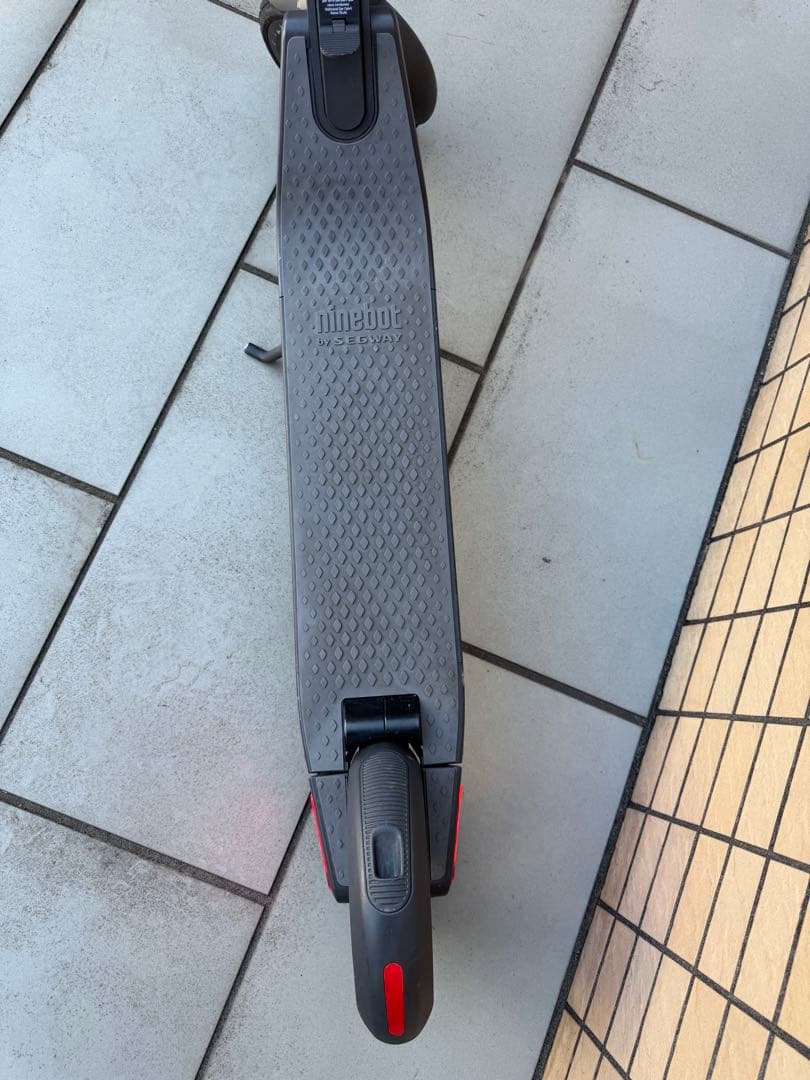 折りたたみ式グレーキックボード　Ninebot by Segway キックボード