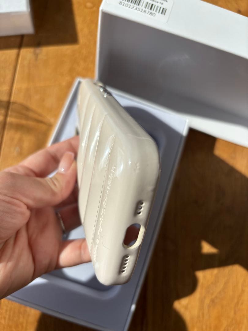 The Puffer Case - Oat Milk / iPhone 16用