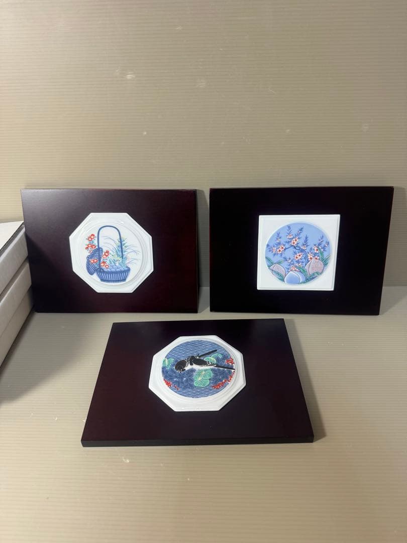 2338 有田焼　陶器の壁掛け　額　飾物　3客