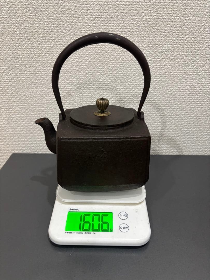 龍文堂造　四角形の鉄製鉄瓶